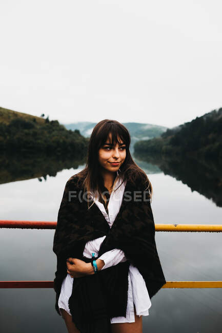 Жінка стоїть дивовижне озеро біля гір — стокове фото