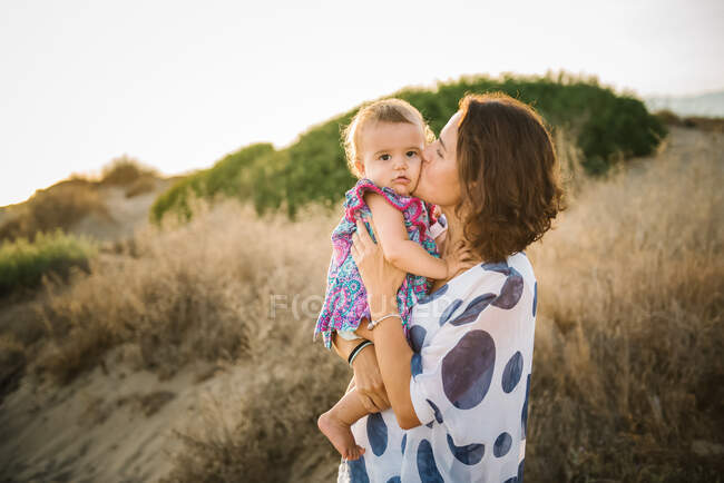 Madre sosteniendo a un niño pequeño - foto de stock
