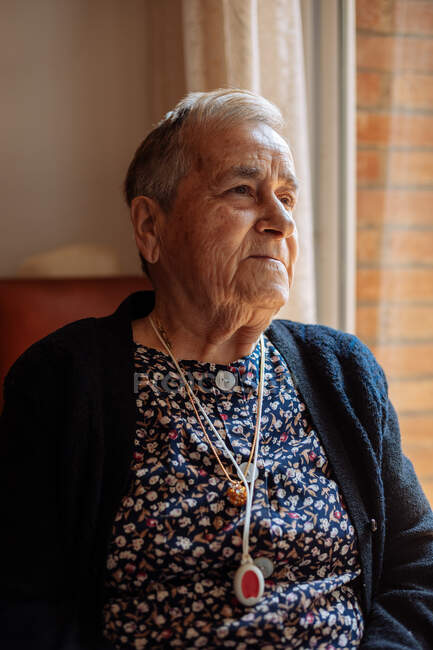 Mujer mayor con alarma personal colgando del cuello - foto de stock