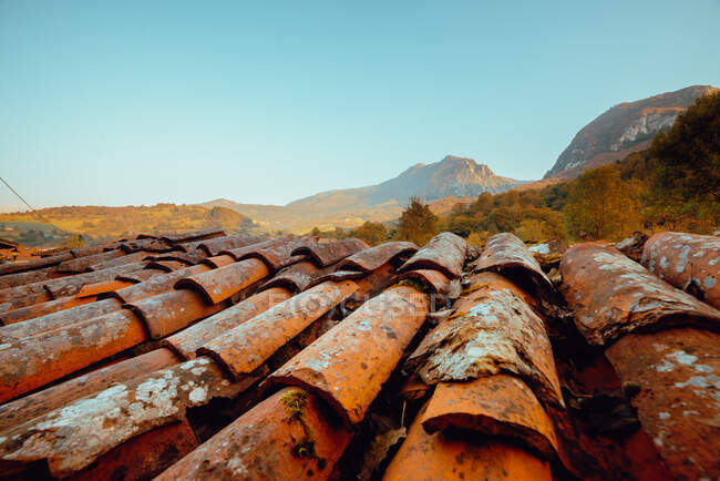 Gros plan vieux rustique grungy toit tuile texture arrière-plan. — Photo de stock