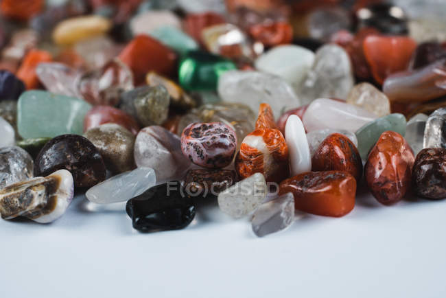 Primo piano di pietre colorate fluorite in mucchio su sfondo bianco — Foto stock