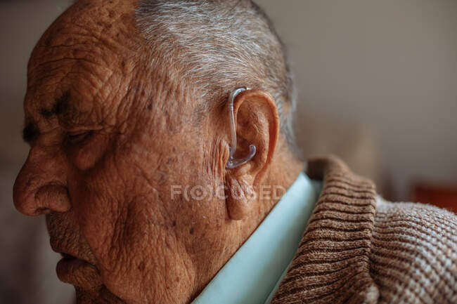 Détail d'une prothèse auditive chez un vieil homme — Photo de stock