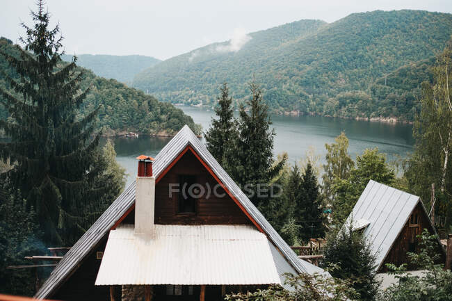 Maison près du lac étonnant près des montagnes — Photo de stock