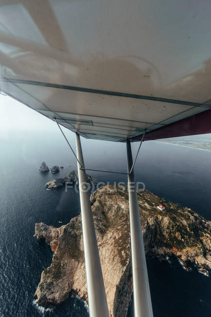 Vista aérea de ilhas e mar de dentro de um pequeno avião — Fotografia de Stock