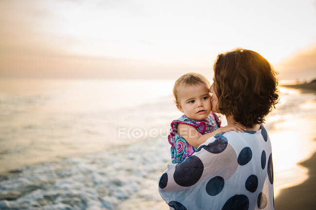 Mère tenant un petit enfant — Photo de stock