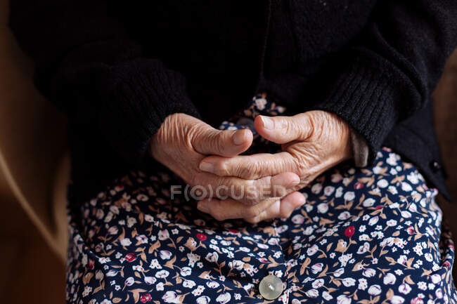Detail of hands of elderly woman with osteoarthritis — Stock Photo