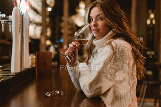 Стильна жінка п'є вино в барі — стокове фото