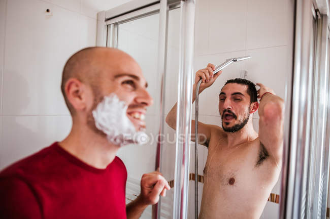 Gay casal ter diversão no casa de banho juntos — Fotografia de Stock