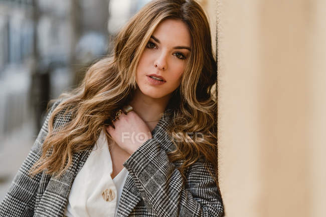 Retrato de jovem atraente mulher encostada na parede na rua — Fotografia de Stock