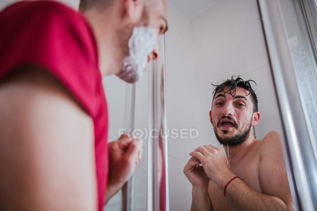 Spielerisch homosexuell pärchen spaß im badezimmer zusammen — Stockfoto