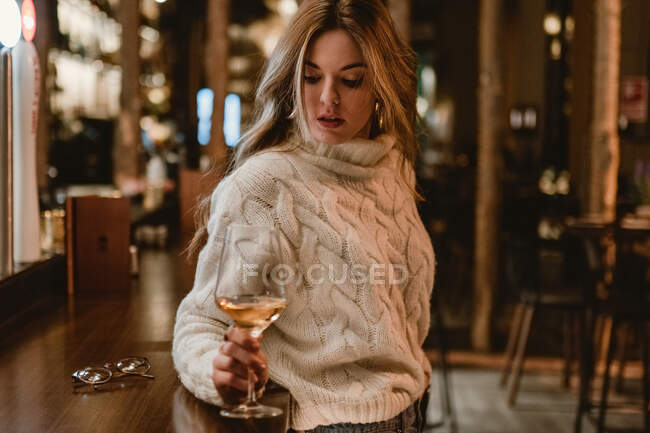 Mujer elegante beber vino en el bar - foto de stock