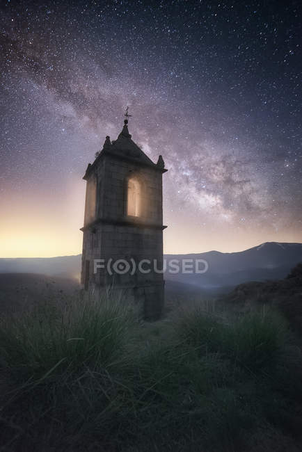 Altes Festungsgebäude in felsigem Tal unter hellem Nachthimmel mit majestätischen Sternen — Stockfoto