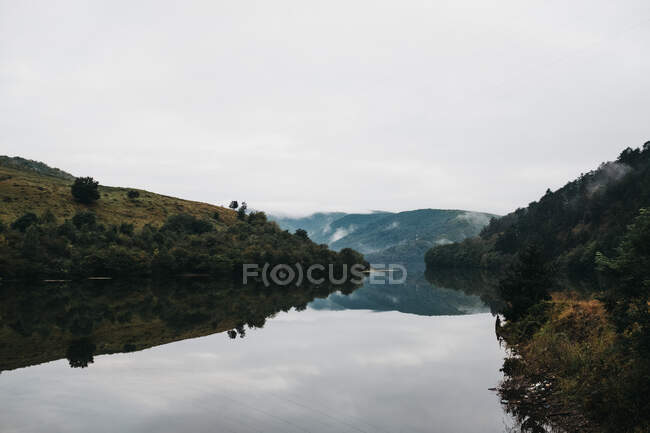Удивительное озеро возле гор — стоковое фото