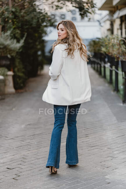 Senhora encantadora posando na rua — Fotografia de Stock