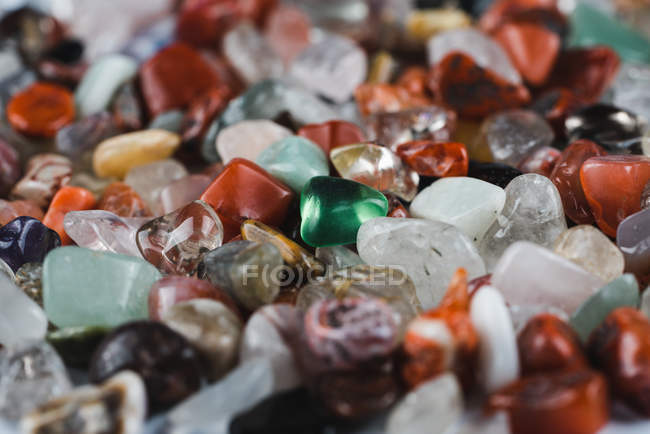Primo piano di pietre colorate di fluorite in mucchio — Foto stock