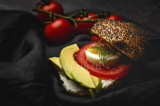 Здоровий домашній овочевий бутерброд на чорній тканині — стокове фото