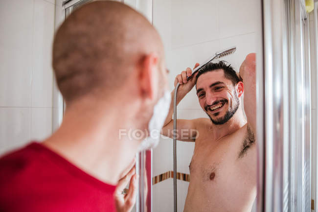 Spielerisch homosexuell pärchen spaß im badezimmer zusammen — Stockfoto