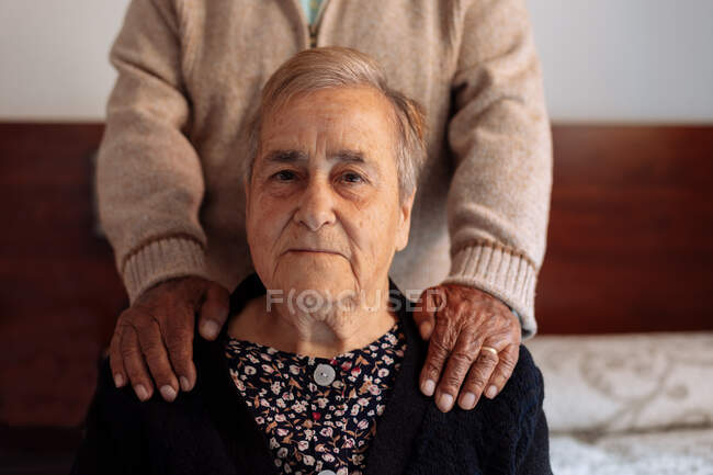 Портрет літньої пари в їх домашньому інтер'єрі — стокове фото