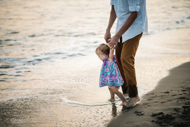 Отец держит ходячего ребенка — стоковое фото