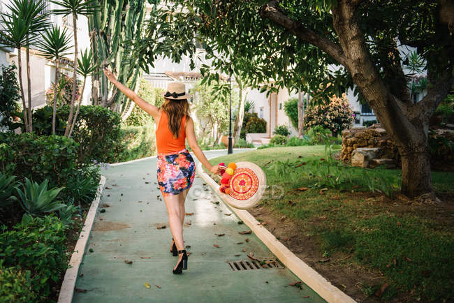 Frau mit Panamahut und Sonnenbrille genießt einen strahlenden Sommertag — Stockfoto