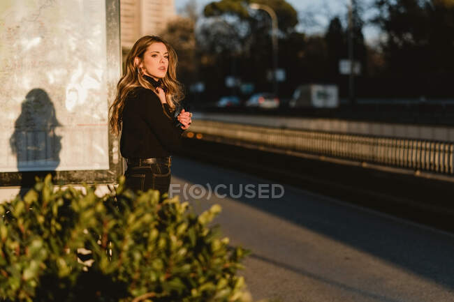 Красива жінка чекає на таксі на вулиці — стокове фото