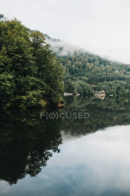 Incrível lago perto de montanhas — Fotografia de Stock