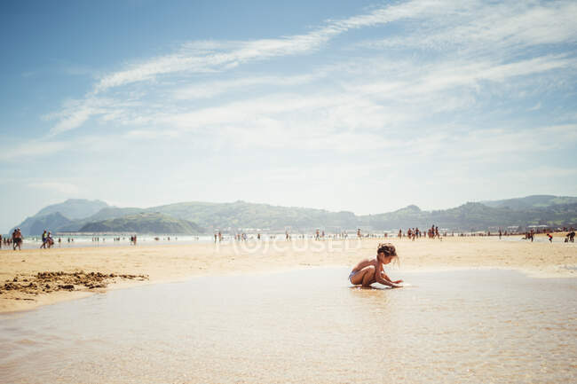 Маленькая девочка на берегу моря — стоковое фото