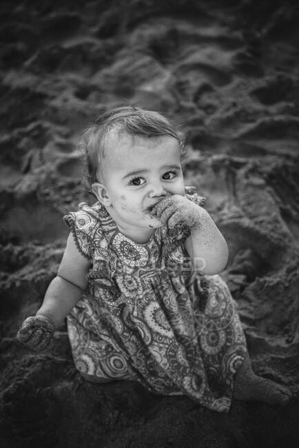 Дитина грає з піском на пляжі — стокове фото