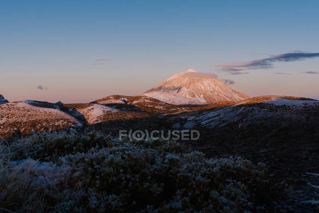 Vista de montanha nevada pico contra o pôr-do-sol céu azul nas Ilhas Canárias, Espanha — Fotografia de Stock