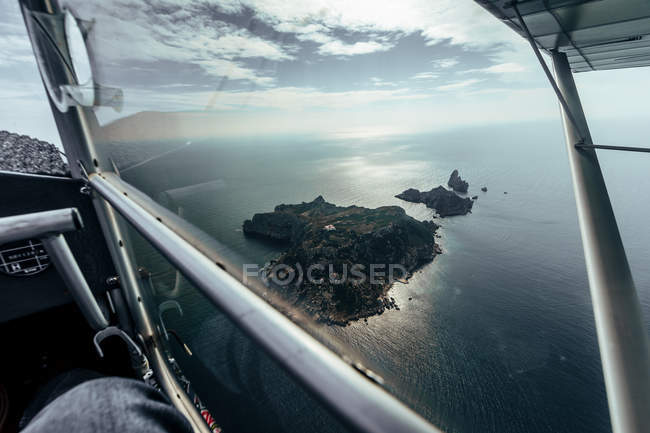 Luftaufnahme von Inseln aus dem Inneren eines kleinen Flugzeugs — Stockfoto