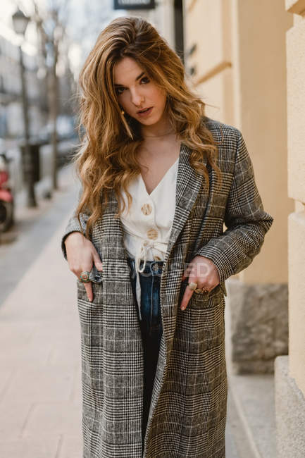 Stilvolle junge attraktive Frau posiert auf der Straße — Stockfoto
