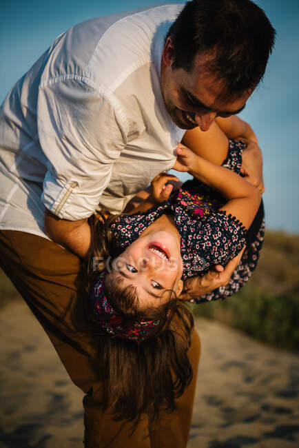 Pai segurando pequena filha — Fotografia de Stock