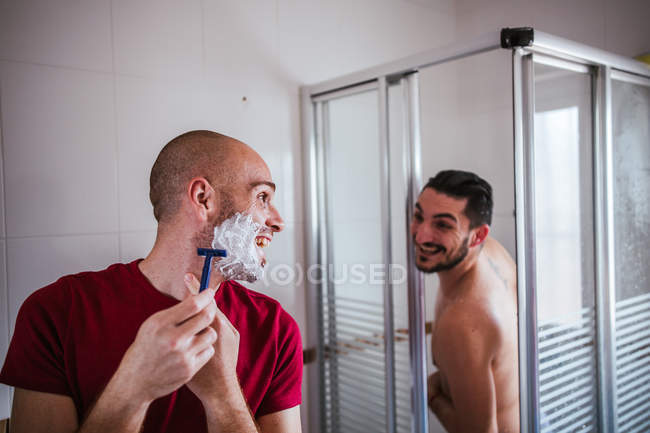 Gay pareja tener divertido en cuarto de baño juntos - foto de stock