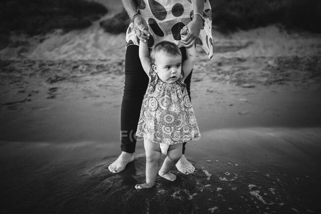 Madre che tiene bambino che cammina — Foto stock