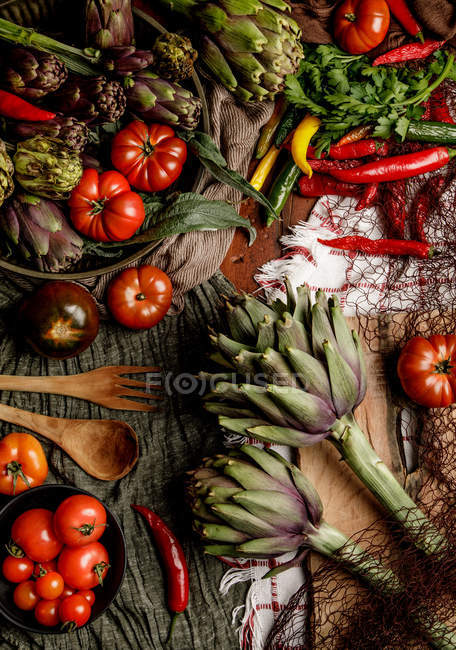 Serie di varie verdure fresche e tovaglioli di stoffa rustici su tavolo in cucina — Foto stock