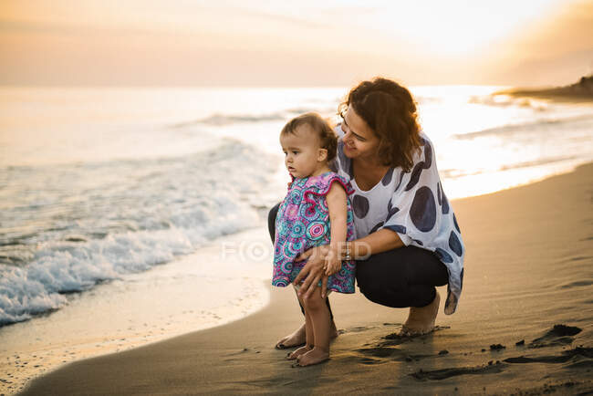 Mutter hält wandelndes Kind — Stockfoto