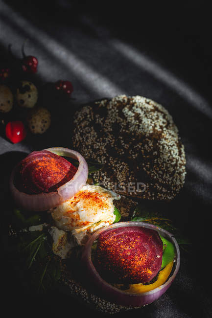 Alimento sanduíche vegetal caseiro saudável em fundo escuro — Fotografia de Stock