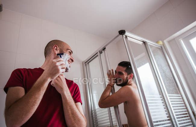 Gay couple avoir amusant dans salle de bain ensemble — Photo de stock