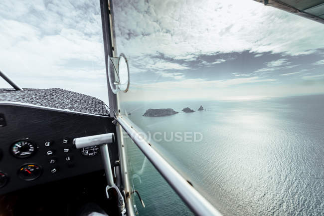 Вид с воздуха на острова изнутри небольшого самолета — стоковое фото