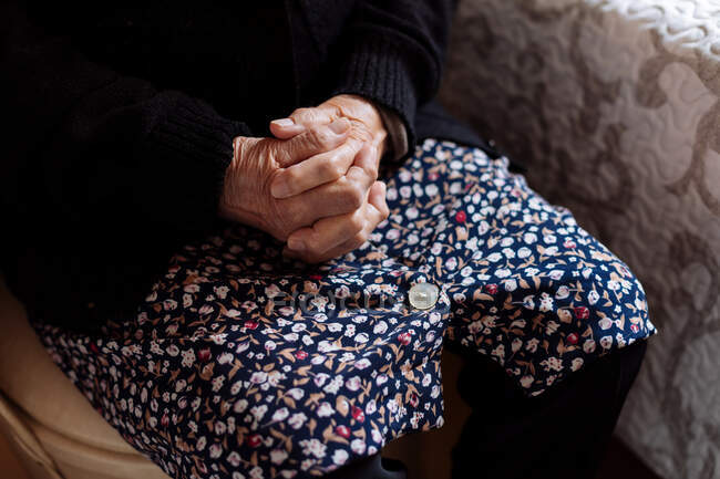 Dettaglio delle mani della donna anziana con osteoartrite — Foto stock