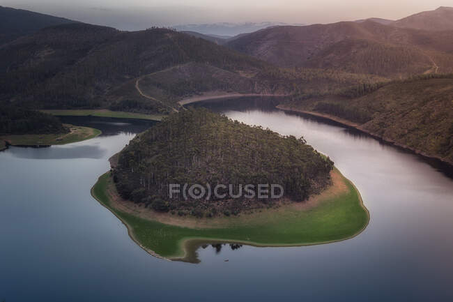 Piccola isola sul lago nel paesaggio montano — Foto stock