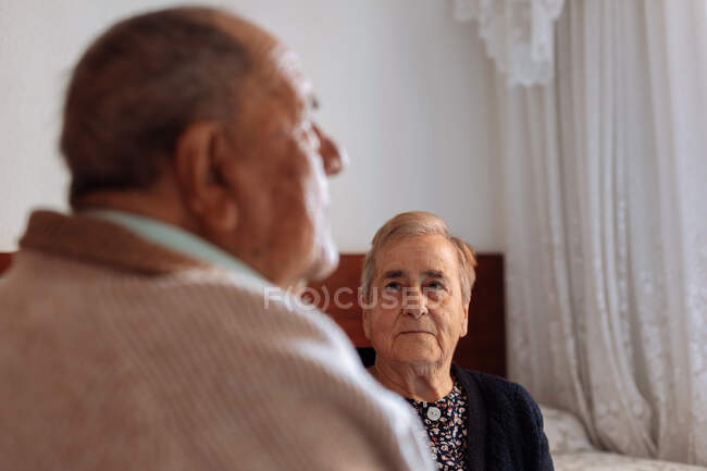 Ritratto di una coppia anziana all'interno della casa — Foto stock