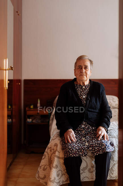 Retrato de una anciana con Alzheimer. - foto de stock
