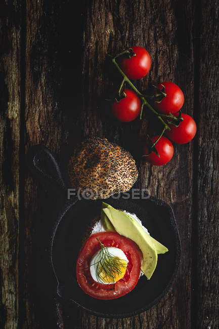 Panino vegetale fatto in casa su tavolo di legno scuro — Foto stock