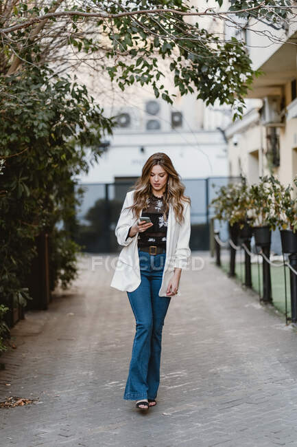 Lady telefoniert auf der Straße — Stockfoto