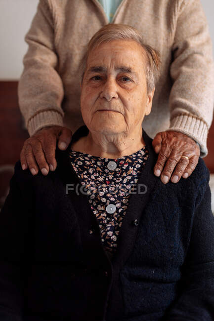 Портрет літньої пари в їх домашньому інтер'єрі — стокове фото