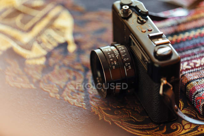 Nahaufnahme einer Vintage-Kamera auf einem dekorativen Tisch — Stockfoto
