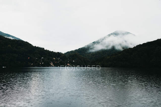 Удивительное озеро возле гор — стоковое фото