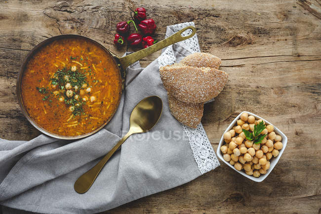 Traditionelle Harira-Suppe für Ramadan in Schale auf rustikalem Holztisch mit Zutaten — Stockfoto