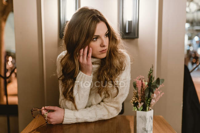 Femme sensuelle à la table de café — Photo de stock